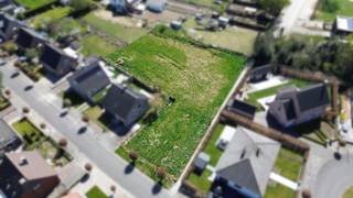 In Serskamp deelgemeente van Wichelen bieden wij u deze rustig gelegen bouwgrond voor 3 bouwloten waarvan 2 halfopen respectievelijk (427 m² - 515...