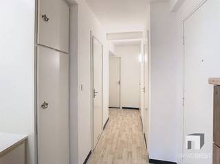 <p><span>Ontdek dit charmante appartement in Diest, een prachtige woonruimte van 105m² met twee ruime slaapkamers. De grote ramen zorgen voor een overvloed aan natuurlijke lichtinval en bieden een prachtig uitzicht op het omliggende groen. De open leefruimte is perfect voor gezellige diners en bijeenkomsten met familie en vrienden. <br />De keuken is functioneel voorzien van vaatwasser, combi oven, ijskast met diepvriesvak. De badkamer is netjes ingericht met een bad/douchecombinatie, wat zorgt voor optimale ontspanning na een lange dag.<br />Met geen onderhoud van een tuin of garage, is dit appartement ideaal voor wie een zorgeloze woonervaring zoekt. Gelegen op een gunstige locatie, dichtbij lokale voorzieningen en openbaar vervoer, biedt deze woning de perfecte balans tussen comfort en gemak.<br />Mis deze unieke kans niet om eigenaar te worden van een aangenaam appartement in een rustige, groene buurt in het hart van Diest.<br /><br />De huurprijs bedraagt € 880 + €50 gem. kosten + €30 per persoon voor water (provisie)<br /><br />Wilt u dit appartement bezoeken? Dat kan!<br />Vul de kandidaatstelling in op ImmoDiest.be (onder te huur -> Veemarkt 23A Bus 5- 3290 Diest -> Oranje knop 'vraag uw bezoek aan').<br />Van zodra wij deze informatie ontvangen hebben, nemen wij contact met u op.</span></p>