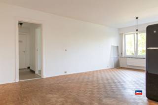 <p><span>HOBOKEN | INSTAPKLAAR GELIJKVLOERSAPPARTEMENT (ca. 77m²) MET TWEE SLAAPKAMERS, KELDER EN AUTOSTAANPLAATS | EPC 317 |</span></p><p><span>Indeling als volgt : inkomhal met vestiairekast - eenvoudig geïnstalleerde keuken - leefruimte op parket - nachthal met ingebouwde garderobekast en gastentoilet - badkamer met ligbad/douche en aansluiting wasmachine - 2 slaapkamers. </span></p><p><span>Gemeenschappelijke kost : ca. 350 EUR/maand (verwarming, koud/warm water, beheer, minuterie, blokpolis, ...)</span></p><p><span> </span></p><p><span>Extra troeven :</span></p><p><span>- Elektrische installatie conform het AREI</span></p><p><span>- Overal dubbele beglazing en rolluiken</span></p><p><span>- Private kelderberging inbegrepen</span></p><p><span>- Private autostaanplaats inbegrepen</span></p>