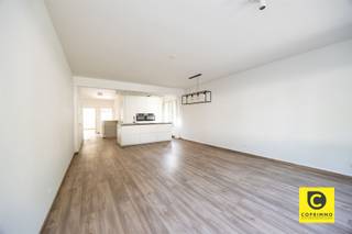 <p><span>Un rez-de-chaussée élégant dans un emplacement de choix à proximité du parc Middelheim</span></p><p><span>Vous cherchez le mariage parfait entre le confort de la ville et la verdure ? Cet appartement clé en main de 3 chambres à coucher combine une finition moderne avec un emplacement de choix à Anvers. À quelques pas du magnifique parc Middelheim, des magasins, des écoles et des transports en commun, vous profiterez de tout ce que la ville a à offrir. Que vous soyez à la recherche d'une maison familiale chaleureuse ou d'un investissement intelligent, cette propriété remplit toutes les conditions.</span></p><p><span> </span></p><p><span>Lumière, espace et convivialité</span></p><p><span>L'espace de vie généreux et lumineux est le cœur battant de la maison. La transition transparente vers la cuisine ouverte entièrement équipée en fait l'endroit idéal pour cuisiner et dîner en toute convivialité. La cuisine est équipée de tout le confort moderne, notamment d'une plaque à induction, d'un four, d'un micro-ondes, d'un lave-vaisselle et d'un grand réfrigérateur-congélateur.</span></p><p><span> </span></p><p><span>Calme et confort</span></p><p><span>À l'arrière de l'appartement se trouvent trois chambres spacieuses où la tranquillité est de mise. La salle de bains est un modèle de style et de fonctionnalité, avec une douche à l'italienne moderne, une baignoire et un meuble-lavabo contemporain. En outre, l'appartement dispose de toilettes séparées pratiques et d'une buanderie spacieuse et pratique.</span></p><p><span> </span></p><p><span>Espace de rangement supplémentaire</span></p><p><span>Les espaces de rangement ne manquent pas ! L'appartement est doté d'un grand espace de rangement au sous-sol, idéal pour stocker en toute sécurité les articles saisonniers ou le stock supplémentaire.</span></p><p><span> </span></p><p><span>Les points forts en un coup d'œil :</span></p><p><span>- Façade charismatique : Rénovation récente et élégante.</span></p><p><span>- De l'espace pour tous : 3 chambres à coucher spacieuses.</span></p><p><span>- Stockage supplémentaire : Grande cave privée incluse.</span></p><p><span>- La polyvalence l'emporte : Parfaite comme maison familiale et comme investissement rentable.</span></p><p><span> </span></p><p><span>En bref : une opportunité unique dans un emplacement de choix où l'espace et la lumière sont essentiels. Planifiez votre visite dès aujourd'hui et découvrez-la par vous-même !</span></p>