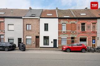 Deze energiezuinige gezellige rijwoning met 3 slaapkamers en mooie tuin is strategisch zeer goed gelegen!<br /><br />We bevinden ons in de stadsrand van Gent. Zowel het centrum van Gent als Wondelgem liggen op fietsafstand. We vinden er tal van drank - en eet gelegenheden, supermarkten en winkels terug. <br />Met het openbaar vervoer ben je op minder dan 15 min in de bruisende stad. Ook het treinstation van Wondelgem ligt vlakbij. Op deze locatie is een auto absoluut niet noodzakelijk.<br />Doch ben je op minder dan 5 min op de R4, welke zorgt voor een vlotte verbinding naar de E17 en de E40<br /><br />De woning zelf werd volledig gerenoveerd in 2022.<br /><br />Via de inkomhal komen we terecht in de ruime lichtrijke leefruimte met open, moderne keuken. Eveneens op het gelijkvloers vinden we en een bergruimte met aansluiting voor de wasmachine en droogkast alsook het gasten toilet. <br />Tevens hebben we via het schuifraam directe toegang tot het gezellige terras en de tuin. Ideaal om in de zomermaanden lekker lang te genieten met vrienden en familie van een heerlijke bbq!<br /><br />Op de eerste verdieping bevindt zich de eerste ruime slaapkamer alsook de prachtige badkamer. Voorzien van dubbele lavabo, douche, ligbad en extra toilet. Hierin is het werkelijk een plezier om je in klaar te maken. <br />Op de tweede verdieping vinden we de andere 2 slaapkamers terug. <br /><br />Extra troeven : <br />- Door de renovatie heeft de woning een zeer gunstige energiescore. EPC B (113)<br />- Boven wordt de verwarming geregeld via de warmtepomp en is er airco aanwezig <br />- Door de extra isolatie zijn de maandelijks kosten absoluut minimaal<br />- De hoge plafonds geven een zeer vrij en comfortabel gevoel<br />- De woning is perfect onderhouden en instapklaar<br /><br />Deze opportuniteit is ideaal voor wie in de rand van Gent wil wonen en alles dichtbij wil hebben. De indeling en de ruimtes bieden dit huis alles om er een echte thuis van te maken<br /><br />Beschikbaar vanaf 1/04/2027. De akte zou verleden worden eind september 2026. Via het verlengd genot wordt er een maandelijkse huurcompensatie voorzien aan de nieuwe eigenaars vanaf het verleiden van de akte. <br /><br />Interesse in deze TOPPER? Contacteer dan snel Topvastgoed voor een bezoek op het nummer 0475 700 700