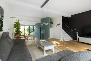 <p><span>Ruime en verzorgde woning op een bijzonder rustige en kindvriendelijke locatie. De woning combineert wooncomfort en een mooie afwerking met een uitstekende bereikbaarheid. Een ideale thuisbasis voor gezinnen die rustig en veilig willen wonen, zonder in te boeten aan de nabijheid van alle dagelijkse voorzieningen.</span></p><p><span>Dankzij het karakter van het woonerf geniet u hier van een verkeersluwe en veilige woonomgeving, waar kinderen naar hartenlust kunnen spelen. Hiertoe werd er ook een speeltuintje met o.a. trampoline ingericht. Tegelijkertijd bevinden winkels, scholen, openbaar vervoer en andere voorzieningen zich op korte afstand. Ook de centra van Ekeren, Kapellen en Brasschaat zijn vlot bereikbaar, net als de belangrijkste verbindingswegen. Een perfecte combinatie dus van rust, veiligheid en mobiliteit!</span></p><p><span>We betreden de woning langs de inkomhal (met vestiairekast), waarna de trap ons naar de eerste verdieping brengt. Hier vinden we een uiterst ruime en lichtrijke leefruimte (50,35m²), met meer dan voldoende plaats voor een aangename zithoek en een eetplaats. Aansluitend vinden we een volledig uitgeruste, open keuken met voldoende kast- en werkbladruimte en verder de volgende uitrusting: fornuis van Boretti (gas), dampkap, oven, microgolfoven, spoelbak, vaatwasser, koelkast en diepvriezer. Verder vinden we hier op de eerste verdieping ook nog een gastentoilet (met handenwasser).</span></p><p><span>Deze eerste verdieping biedt alle comfort voor het dagelijkse gezinsleven. De mooie houten vloeren en eigentijdse materialen zorgen daarbij voor een warme en huiselijke uitstraling.</span></p><p><span>Het is ook via de eerste verdieping dat we toegang kunnen nemen tot de fantastische terrassen, alwaar men in alle rust en met de nodige privacy kan genieten van de groene omgeving.</span></p><p><span>Op de tweede verdieping bevindt zich een ruime master (15,30m²) met ingemaakte kast, een thuiskantoor (met ingemaakte kast en bureau), een stijlvol vernieuwde en volledig uitgeruste badkamer en nog twee (kinder)slaapkamers, respectievelijk 9,65m² en 8,75m². De badkamer is ingericht met een ligbad, een douche, een lavabomeubel (dubbel) en een toilet. Een ideale combinatie van comfort en functionaliteit!</span></p><p><span>Op de derde verdieping vinden we nog een vierde, uiterst ruime slaapkamer, welke eveneens dienst kan doen als hobbykamer, speelruimte en/of ontspanningsruimte.</span></p><p><span>Ook aan parkeergelegenheid en bergruimte geen gebrek. De woning beschikt niet alleen over een ruime inpandige garage (30,75m²), maar ook over een privatieve staanplaats (niet overdekt).</span></p><p><span>Een verrassend ruime en comfortabele gezinswoning met tal van mogelijkheden, gelegen in een rustige, verkeersluwe en bijzonder kindvriendelijke woonomgeving. Een unieke combinatie van ruimte, wooncomfort en een uitstekende ligging!</span></p><p><span>Nog meegeven dat de maandelijkse bijdrage in de gemeenschappelijke lasten 250,00 bedraagt. Hierin zijn o.a. begrepen: water, syndicus, blokpolis en onderhoud en kosten gemeenschappelijke delen, waaronder de prachtige tuin.</span></p>