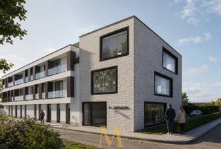 Op een uitstekende locatie langs de ring, met maximale visibiliteit en een vlotte bereikbaarheid, vindt u dit veelzijdige casco handelsgebouw. Dankzij de flexibele indeling is het pand ideaal voor vrije beroepen, praktijkruimtes, kantoren of andere commerciële activiteiten.<br /><br />De totale oppervlakte bedraagt 200 m², verdeeld over drie niveaus:<br />Gelijkvloers: 78 m²<br />Eerste verdieping: 61 m²<br />Tweede verdieping: 61 m²<br /><br />Het gebouw kan worden ingericht als maximaal drie afzonderlijke handels- of praktijkruimtes, volledig volgens uw eigen visie.<br />Bij de foto's werden bovendien renders toegevoegd die de mogelijkheden illustreren voor onder meer een tandartspraktijk, schoonheidssalon, kapsalon, kantoorruimte en tal van andere professionele invullingen.<br /><br />Een extra troef is dat het gebouw volledig privatief is, zonder syndicus of gemeenschappelijke kosten.<br /><br />Daarnaast beschikken de toekomstige eigenaars over 4 vergunde private autostaanplaatsen, verplicht mee aan te kopen voor<br />€ 70.000.<br /><br />Meer informatie of een bezoek? Neem contact op met Maxime Vanneste via 0498 44 78 00 of info@maximevanneste.be.