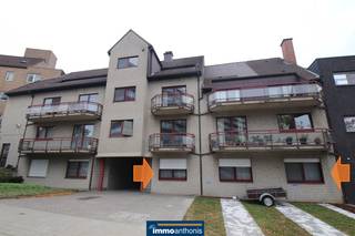 Dit groot, gelijkvloers appartement (178m² <u>bruto</u>, volgens het EPC) bestaat uit een inkom-/nachthal (met ingemaakte kast), een heel ruime living die uitgeeft op de veranda, een ingerichte keuken met aansluitende bergkamer/bijkeuken, apart toilet, een grote badkamer (met dubbel lavabomeubel, 2° toilet, douchecel en lig-/bubbelbad) en 4 (!) slaapkamers.<br />Het appartement is instapklaar en goed afgewerkt (o.a. grote, ingemaakte kasten in 3 van de 4 slaapkamers, conforme elektrische installatie).<br /><br />Naast de grote oppervlakte, beschikt het appartement ook nog over de volgende blikvangers:<br />⭐ een leuk, rustig tuintje, dat toegankelijk is via de veranda/living en de keuken,<br />⭐ een heel ruime, dubbele garage met o.a. een aansluiting voor een wasmachine. <br />En deze garage is bovendien bereikbaar via de tuin!<br />⭐ Op de garage liggen zonnepanelen met een wattpiek van 5.680 Wp!<br />⭐ Het asbestinventarisatieattest bevestigt dat het appartement "asbestveilig" is.<br /><br />Gelegen vlakbij Heverlee-centrum (station, marktplein) & Heilig-Hart-school en ook o.a. Imec, Gasthuisberg en de oprit van de E40 zijn vlot bereikbaar.<br /><br />Momenteel is het appartement verhuurd (aan € 1.016 / mnd + kosten).<br /><br /><em>Bezichtigen na telefonisch contact op 016 23 44 16 aub; dat spreekt het makkelijkst af. Bedankt.<br />VIEWINGS ONLY AFTER CALLING US ON 016 23 44 16 during office hours (not by email please, thx).</em>