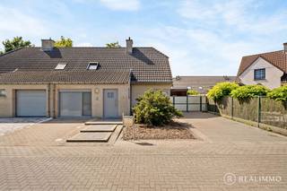 Deze verzorgde halfopen bebouwing is gelegen in een rustige en kindvriendelijke verkaveling in de geliefde wijk Bosmolens te Izegem. De woning, gebouwd in 2003, combineert een praktische indeling met een aangenaam wooncomfort en biedt een bewoonbare oppervlakte van 142m² op een perceel van 310m². Dankzij de rustige ligging, de verzorgde afwerking en de vlotte bereikbaarheid is dit de ideale gezinswoning voor wie comfortabel wil wonen in een aangename omgeving.<br /><br /><u><strong>Indeling</strong></u><br />Via de inkomhal met gastentoilet kom je terecht in de ruime en lichtrijke leefruimte, die naadloos aansluit op de open keuken met gezellige ontbijthoek. Verder beschikt het gelijkvloers over een praktische bijkeuken en een extra polyvalente ruimte die perfect kan dienen als bureau, praktijkruimte of hobbykamer.<br />Op de eerste verdieping bevinden zich drie volwaardige slaapkamers en een volledig uitgeruste badkamer. Daarnaast is er nog een handige opbergzolder, ideaal voor extra stockage.<br />Buiten geniet je van een ruim terras, een verzorgde en onderhoudsvriendelijke tuin met ruim tuinhuis, een carport en meerdere autostaanplaatsen op eigen terrein.<br /><br /><u><strong>Technisch</strong></u><br />De woning is uitgerust met centrale verwarming op aardgas en beschikt over nieuwe ramen, rolluiken en een conforme elektrische installatie. Daarnaast is er een regenwaterput van 5.000 liter voorzien, wat bijdraagt aan een zuiniger waterverbruik. Dankzij de degelijke bouwkwaliteit en het goede onderhoud is deze woning volledig instapklaar.<br /><br /> <u><strong>Troeven</strong></u>
<ul>
	<li>Rustige en kindvriendelijke buurt in Bosmolens</li>
	<li>Drie volwaardige slaapkamers</li>
	<li>Extra bureau, praktijkruimte of hobbykamer</li>
	<li>Carport en meerdere autostaanplaatsen</li>
	<li>Geen renovatieverplichting (EPC C) &amp; conforme elektriciteit</li>
</ul>
<br /><br />Meer info of een bezoek ter plaatse? Contacteer Beau op 0494 52 19 62 of via beau@real-immo.be.
