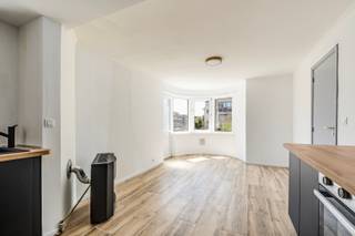 <strong>Appartement met 2 slaapkamers te huur in De Panne</strong><br /><br />Bent u op zoek naar een instapklaar appartement op een rustige locatie, vlak bij zee? Dit recent gerenoveerde appartement met 2 slaapkamers is ideaal gelegen op slechts 200 meter van het strand. Daarnaast bevinden het openbaar vervoer, winkels en gezellige horecazaken zich op wandelafstand, waardoor u geniet van alle comfort binnen handbereik.<br /><br /><strong>Indeling</strong><br />
<p>Bij het binnenkomen wordt u verwelkomd in een lichtrijke leefruimte met een open keuken, die zorgt voor een aangename en ruime woonbeleving. Verder beschikt het appartement over twee volwaardige slaapkamers, een moderne badkamer met inloopdouche, een apart gastentoilet en een ruime berging met aansluiting voor een wasmachine. het appartement beschikt over een private garage én een extra staanplaats, zodat u steeds voldoende parkeergelegenheid heeft.</p>
<strong>Troeven</strong><br /><br />- Recent gerenoveerd<br />-Rustuge ligging<br />- Garage + staanplaats beschikbaar<br /><br />Interesse?<strong> </strong>Neem gerust contact met ons op voor meer informatie of een bezichtiging.<br /><strong>Contact: </strong>Soraya: soraya@servimoholidays.be / 058/22.41.70