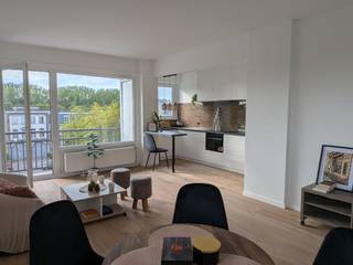 <p>Appartement - 3 slpk met terras - Linkeroever</p><p>Volledig gerenoveerd 09/2026.</p><p>Wonen op Linkeroever: dat is rust en groen aan het water, met de dynamiek van Antwerpen vlak aan de overkant.</p><p>Op zoek naar een thuis waar groen, licht, ruimte en levenskwaliteit centraal staan? Dit smaakvolle 3-slaapkamerappartement aan de Halewijnlaan biedt u een unieke woonbeleving op Linkeroever.</p><p>Met drie volwaardige slaapkamers, een doordachte indeling en alle stedelijke voorzieningen, recreatie en openbaar vervoer binnen handbereik, combineert dit eigendom pure sereniteit met maximale bereikbaarheid. Zorgeloos wonen met onze vertrouwde instapgarantie.</p><p>Ruimtes<br />• Ruime woonkamer met veel lichtinval<br />• Open keuken met nieuwe toestellen (10 jaar garantie):<br />- vaatwasser,<br />- microgolfoven<br />- vitrokeramische kookplaat<br />- koelkast met diepvries<br />- dampkap met ingebouwde filter<br />• 3 ruime slaapkamers<br />• 2 terrassen, incl. 2 bergruimtes (buiten)<br />• 2 bergruimtes (binnen)<br />• Badkamer met inloopdouche<br />• Apart toilet<br />• Hal:<br />- veiligheidsdeur<br />- glazen tussendeur living</p><p>Troeven<br />• Nieuwe kwalitatieve parketvloer<br />• Veel opbergruimte<br />• Elektrische ventilatieroosters badkamer en toilet<br />• Garantie op keukentoestellen en keukenkasten<br />• Veel parkeergelegenheid<br />• Instapklaar<br />• Energiezuinig: EPC B<br />• 2 afgedekte terrassen: zowel vooraan als achteraan<br />• Fietsenstalling in het gebouw<br />• Toplocatie</p>