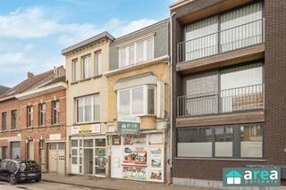 Deze lichtrijke duplexwoning op de eerste verdieping op de Antwerpsesteenweg 78 te Hoboken combineert ruimte, comfort en een centrale ligging...