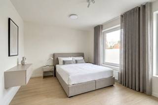 Algemeen bezoekmoment op zaterdag 12/09 om 11h tot 12h. Voorafgaande aanmelding verplicht.<br /><br />Deze ruime woning werd in 2023 volledig gestript en vernieuwd en is helemaal instapklaar. Met 120 m² woonoppervlakte volgens EPC, een tuin, terras én een handige zij-ingang met poortje, biedt deze woning heel wat ruimte en praktische mogelijkheden. Gelegen in het centrum van Ledegem met een goede bereikbaarheid.<br />Indeling: Inkomhal met vestiairemogelijkheid en gastentoilet, ruime leefruimte met volledig geïnstalleerde Smeg-keuken, berging met technieken en aansluitingen voor wasmachine/ droogkast. Via de leefruimte bereik je het terras en de tuin.<br />Op de eerste verdieping zijn er 2 slaapkamers en een ruime badkamer met toilet, dubbele lavabo en inloopdouche. De bovenste verdieping, bereikbaar via een nieuwe vaste trap, biedt een grote polyvalente ruimte die kan ingericht worden als extra slaapkamer, master bedroom, hobbyruimte of bureau.<br /><br />Technisch<br />- Volledig gerenoveerd in 2023<br />- 120 m² woonoppervlakte volgens EPC<br />- EPC D – geen renovatieplicht<br />- Conforme elektriciteit + attest<br />- Nieuwe Vaillant-doorstromer voor verwarming en water<br />- HR-beglazing<br />- Dak- en vloerisolatie<br /><br />Troeven<br />- Volledig instapklaar<br />- Ruime woning<br />- Tuin + terras<br />- Handige zij-ingang met poortje<br />- 3 slaapkamers<br />- Goede bereikbaarheid<br /><br />Deze advertentie bevat inspirerende renders.<br /><br />Interesse? Schrijf je in voor het algemene bezoekmoment en ontdek deze ruime, volledig vernieuwde woning zelf. Inschrijving is noodzakelijk.