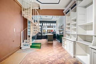 Op een uitstekende locatie, op de Ijzerenleen pal in het centrum van Mechelen, bevindt zich dit karaktervol handelspand. U geniet van een schitterende visibiliteit en een optimale bereikbaarheid in het centrum.<br /><br />Het gelijkvloers omvat een ruime handelsruimte die tal van mogelijkheden biedt en geschikt is voor uiteenlopende commerciële activiteiten. Achteraan bevindt zich een praktische opbergruimte of werkplaats, waar eventueel ook een keuken kan worden ingericht. Daarnaast is er op het gelijkvloers een apart toilet aanwezig.<br /><br />De eerste verdieping beidt nog tal van mogelijkheden voor uitbreiding van de handelsruimte of als woonst. U zou hier een woonkamer kunnen inrichten en een eetkamer met plaats voor een eventuele keuken, evenals een afzonderlijk toilet achteraan. Op de tweede verdieping kunt u twee aparte slaapkamers voorzien. U beschikt op de derde verdieping over een badkamer en een derde slaapkamer.<br /><br />De plannen van het pand zijn terug te vinden bij de bijgevoegde bestanden.<br /><br />Dit is een uitstekende opportuniteit als u op zoek bent naar een zeer interessant handelspand op een toplocatie in Mechelen. Contacteer ons voor meer informatie op 0472/22 12 41 of neem een kijkje op www.boonstravastgoed.be. <br /><br />Bijzonderheden:<br />- Uitstekende locatie<br />- Schitterende visibiliteit<br />- Verschillende mogelijkheden