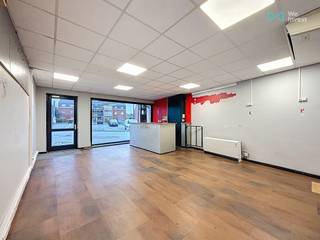 À louer immédiatement : charmant local commercial idéalement situé sur la Place du Tertre. (facilité pour le parking "gratuit")Ce bien se compose...