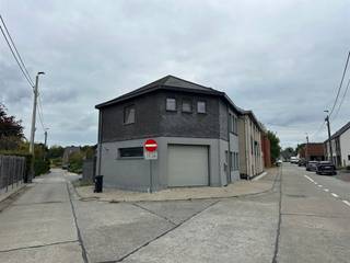 Volledig gerenoveerde hoekwoning met hoogwaardige materialen afgewerkt. De woning omvat op het gelijkvloers een ruime living met veel...