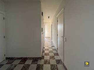 <p><span>Dit opgeknapte en gezellige appartement met drie slaapkamers en ruim terras bevindt zich in een rustige, aangename buurt in Berchem, met een brede waaier aan winkels op wandelafstand. </span></p><p><span>Gelegen op de </span><span>tiende verdieping</span><span> geniet u hier van een </span><span>magnifiek panoramisch uitzicht</span><span> over Berchem en Antwerpen.</span></p><p><span> </span></p><p><span>Indeling</span></p><p><span> </span></p><p><span>Inkomhal &amp; leefruimte</span><span><br />Via de inkomhal bereikt u alle ruimtes van het appartement. De ruime, maar vooral lichtrijke leefruimte is voorzien van een prachtig parketvloer die warmte en karakter toevoegt. </span></p><p><span>Dankzij het weidse uitzicht voelt de living bijzonder open en luchtig aan. </span></p><p><span>Vanuit de leefruimte heeft u rechtstreeks toegang tot het terras.</span></p><p><span> </span></p><p><span>Slaapkamers, badkamer &amp; keuken</span><span><br />De keuken bevindt zich nog in haar oorspronkelijke staat, maar is volledig uitgerust met onder andere een afwasmachine, dubbele lavabo, nieuwe combi-oven én oven met airfryerfunctie. Ook hier geniet u van een mooi uitzicht.<br />Het appartement telt </span><span>drie slaapkamers</span><span>, waarvan één de grootste is en tevens directe toegang biedt tot het terras.<br />De vernieuwde badkamer is ingericht met een moderne inloopregendouche en een stijlvol badkamermeubel. Aansluiting voor een wasmachine is eveneens voorzien.</span></p><p><span> </span></p><p><span>Terras &amp; kelder</span></p><p><span>Het westelijk georiënteerde terras strekt zich uit over de </span><span>volledige lengte van het appartement</span><span>, waardoor u de hele dag door kan genieten van zonlicht. Daarnaast is er een ondergrondse kelderberging aanwezig.</span></p><p><span> </span></p><p><span>Huurprijs &amp; beschikbaarheid</span></p><ul><li><span>Huurprijs:</span><span> €1.100/maand</span></li><li><span>Algemene kosten:</span><span> €200/maand (inclusief verbruik algemene delen, onderhoud, waterverbruik en centrale verwarming)</span></li><li><span>Beschikbaar:</span><span> onmiddellijk</span></li></ul><p><span> </span></p><p><span> </span></p><p><span> </span></p><p><span> </span></p>