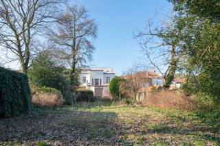 Te restaureren ruime herenwoning te koop gelegen langs de Stationsstraat te Gistel, op wandelafstand van de markt, winkels en scholen. In de tuin...