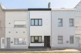 <p>Deze instapklare stadswoning combineert comfortabel wonen met een bijzonder praktische ligging in de nabijheid van het centrum van Aalst. Winkels, scholen, openbaar vervoer en andere dagelijkse voorzieningen bevinden zich op korte afstand, terwijl u thuis geniet van een aangename en verzorgde woonomgeving.</p><p>De woning werd de afgelopen jaren grondig aangepakt en met zorg onderhouden. Zo werden onder meer het dak en de ramen vernieuwd en beschikt de woning over een hedendaagse, volledig uitgeruste keuken.</p><p>Bij het binnenkomen ontdekt u een ruime en lichtrijke leefruimte die mooi aansluit op de moderne keuken. De woning biedt bovendien vier volwaardige slaapkamers en twee badkamers, waardoor ze bijzonder geschikt is voor gezinnen of voor wie graag over extra ruimte beschikt voor een bureau, hobbykamer of logeerkamer.</p><p>Ook buiten heeft deze woning heel wat te bieden. De verzorgd aangelegde tuin met terras en tuinhuis vormt een fijne plek om in alle rust te ontspannen en optimaal van de buitenruimte te genieten.</p><p>Enkele belangrijke troeven:</p><p>Instapklare en uitstekend onderhouden woning<br />4 slaapkamers<br />2 badkamers<br />Moderne, volledig uitgeruste keuken<br />Recent vernieuwde ramen en dak<br />Aangenaam aangelegde tuin met terras en tuinhuis<br />Asbestveilig<br />Elektrische installatie conform<br />Gunstige EPC-score<br />Centrale ligging nabij winkels, scholen, openbaar vervoer en het centrum van Aalst</p><p>Bent u op zoek naar een ruime en verzorgde woning waar u zonder grote werken onmiddellijk kunt intrekken? Dan is deze eigendom zeker een bezoek waard.</p><p>De vermelde prijs is een richtprijs. Na ontvangst van de biedingen zal de verkoper beslissen of hij/zij de eigendom verkoopt aan de kandidaat met het beste bod. De richtprijs is aldus niet bindend voor de verkoper.</p><p>Meer informatie of een bezoek plannen?<br />Neem contact op met Vastgoedadvies De Rick via 053 70 23 67 of info@derick.be.</p>