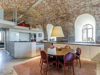 In het charmante en rustige Lillo, omringd door groen, bevindt zich deze uitzonderlijke halfopen woning van ca 265 m² boordevol karakter...