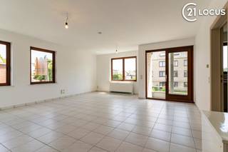 <p>Appartement prêt à emménager de 125 m² avec 2 grandes chambres et une cuisine entièrement rénovée à Burcht.<span></span></p>
<p>Vous recherchez un appartement spacieux dans lequel vous pouvez emménager immédiatement sans travaux ? Cet appartement soigné situé au premier étage de l'Idsteinlaan 40 à Burcht mérite certainement votre attention.</p>
<p>Avec une surface habitable de pas moins de 125 m², cet appartement offre un espace de vie exceptionnel. Le séjour lumineux constitue le cœur du logement et donne accès à un agréable balcon de 7 m². La cuisine entièrement rénovée est un véritable atout et est complétée par une buanderie/remise pratique.</p>
<p>L'appartement dispose également de deux chambres spacieuses d'environ 20 m² et 13 m², d'une salle de bains ainsi que d'un WC séparé.</p>
<p>Le bien a récemment bénéficié d'un rafraîchissement complet avec un nouveau revêtement de sol dans les chambres, des murs fraîchement repeints et un nettoyage approfondi, vous permettant d'y emménager immédiatement.</p>
<p><strong>Atouts</strong><br />✔ Surface habitable de 125 m²<br />✔ Cuisine rénovée<br />✔ 2 chambres spacieuses<br />✔ Balcon de 7 m²<br />✔ Garage disponible en option<br />✔ Prêt à emménager<br />✔ PEB C (239 kWh/m²/an)<br />✔ Situation centrale à proximité des commerces, écoles et transports en commun</p>
<p>Prix demandé appartement : 319.000 €<br />Garage disponible séparément.</p>
<p>Intéressé(e) ? Contactez-nous dès aujourd'hui pour organiser une visite.</p>
