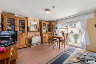 <p>Dans la Consciencestraat, au centre de Blankenberge, cet appartement d'une chambre à coucher ( ) est situé au deuxième étage, à seulement 300 mètres de la digue et de la plage.</p><p>L'emplacement est un avantage absolu : en plein centre et facilement accessible par les transports publics, y compris le bus, le tramway côtier et le train.</p><p>Vous accédez au deuxième étage par l'escalier. Vous entrez dans le salon et la salle à manger avec une grande fenêtre qui laisse entrer beaucoup de lumière et donne accès au balcon. La cuisine est adjacente. La salle de bains avec cabine de douche et lavabo est accessible depuis le salon.</p><p>L'appartement dispose d'une chambre à coucher spacieuse. Les toilettes se trouvent dans le couloir.</p><p>Avec un label EPC B très favorable, cet appartement est également économe en énergie et confortable.</p><p><strong>Principaux atouts :</strong></p><ul><li>Situation centrale à 300 m de la mer et de la plage</li><li>Efficacité énergétique (EPC label B)</li><li>Pas de frais de syndic</li><li>Facile d'accès par les transports publics</li></ul><p>Idéal comme investissement, résidence secondaire ou premier appartement sur la côte. N'hésitez pas à nous contacter pour plus d'informations ou pour une visite.</p>