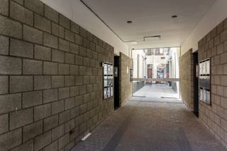 Op zoek naar een cosy en centraal gelegen woonplek in Antwerpen? Deze charmante studio (37m²) op de 4de verdieping (zonder lift), gelegen in de geliefde Volkstraat, biedt het comfort van een aparte slaapruimte én een knus terrasje.<br /><br />Indeling:<br /><br />De studio omvat een lichtrijke leefruimte en een open keuken met zithoek. De keuken beschikt over: een dampkap met kookplaat, spoelbak, aansluiting wasmachine. <br /><br />Verder is er nog een aparte slaapkamer en een badkamer met douche en enkel lavabomeubel.<br /><br />Tot slot is er nog een apart toilet met handenwasser en een gezellig, zonnig terrasje.<br /><br />De gemeenschappelijke kosten bedragen €50 per maand. Deze omvatten: provisie water en minuterie gemene delen. <br /><br />Gelegen op een toplocatie in het Zuid: winkels, horeca, musea en openbaar vervoer op wandelafstand<br /><br />Troeven: <br />-Knus zonnig terrasje <br />-Aparte slaapruimte <br />-Onmiddellijk beschikbaar<br /><br />Interesse? Contacteer One vastgoed snel op het nummer 03 360 85 30.