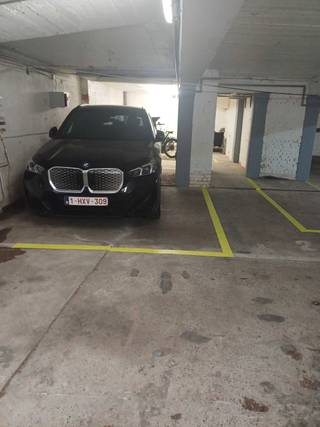 Dubbele - Grote garageplaats voor 1 auto en 5 aparte plaatsen voor (bak)fiets, moto, fietsen enz... of 2 auto's en 4 aparte plaatsen.Oppervlakte 54...