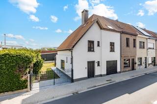 <p><span>In de Dompelstraat 43 bevindt zich deze halfopen bebouwing, oorspronkelijk gebouwd in 1995 en in 2026 smaakvol gerenoveerd. De woning combineert hedendaags wooncomfort met een praktische indeling en een centrale, residentiële ligging vlak bij de stad.</span></p><p><span>Bij het betreden van de woning kom je terecht in een inkomhal met een bergruimte die dienst doet als vestiaire. Aansluitend bevindt zich een gastentoilet. De leefruimte is ruim en lichtrijk en sluit naadloos aan op de open, volledig vernieuwde keuken met kookeiland. Verder op het gelijkvloers vind je een praktische wasplaats/berging en een inpandige garage, uitgerust met een nieuwe sectionaalpoort.</span></p><p><span>Op de eerste verdieping zijn er twee volwaardige slaapkamers, een aparte bergruimte, een afzonderlijk toilet en een stijlvolle badkamer in travertin-look, voorzien van zowel ligbad als douche.</span></p><p><span>De tweede verdieping biedt nog eens twee extra slaapkamers en een tweede badkamer met douche en toilet, ideaal voor grotere gezinnen of wie extra ruimte zoekt voor bureau of hobbykamers.</span></p><p><span>Daarbovenop beschikt deze woning nog voor een handige zolder.</span></p><p><span>Buiten geniet je van een aangename tuin van 120 m² met terras, ideaal om in alle rust te ontspannen.</span></p><p><span>Een instapklare woning op een centrale locatie met vlotte verbindingen en alle voorzieningen in de nabijheid.</span></p>