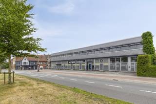 Gelegen op een perceel van ca. 1029m², bevindt dit pand zich op een zichtbare en goed bereikbare locatie. De Westlaan biedt met haar constante passage een uitstekende visibiliteit voor uw zaak of kantoor. Het gebouw is geschikt voor diverse invullingen:- kantoorruimte- handelspand- in combinatie met wooneenheden- projectontwikkeling (onder voorbehoud van vergunning)Op het terrein is er private parkeergelegenheid voorzien, een extra troef voor klanten of personeel. Bovendien is er de mogelijkheid tot aankoop van aanpalende panden. Dit pand kan onderhevig zijn aan de renovatieverplichting die door de Vlaamse overheid wordt opgelegd voor niet-residentiële gebouwen. Consulteer voor meer informatie de website van het Vlaams Energie- en Klimaatagentschap via https://www.energiesparen.be/nr/renovatieverplichting. Bent u op zoek naar bedrijfsvastgoed bestaande uit een commercieel pand of kantoor te koop in Roeselare? Aarzel dan niet om ons te contacteren op het nummer 051 21 22 23.