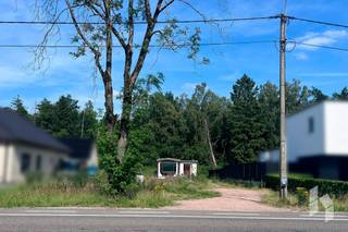 Bouwperceel ( 837m² ) voor open bebouwing met een straatbreedte van 16,74m.<br />Dit perceel is gunstig gelegen naast een verbindingsweg.<br />Op het gelijkvloers mag men 17m diep bouwen, op de verdieping 12m.<br /><br />Nutsvoorzieningen zijn reeds aanwezig.<br /><span>Bouwvoorschriften op aanvraag.</span>