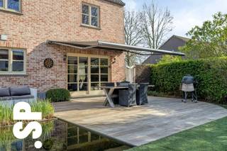 <strong>Zeer ruime gezinswoning op een perceel van 6A 68CA.<br /><br />Deze instapklare woning combineert ruimte, comfort en een uitstekende ligging in een kindvriendelijke omgeving, op wandelafstand van winkels, scholen en andere voorzieningen.<br /><br />Bij het binnenkomen word je verwelkomd in een royale inkomhal met gastentoilet. Van hieruit bereik je de lichtrijke en bijzonder ruime leefruimte, die naadloos overgaat in de volledig uitgeruste keuken met alle hedendaags comfort.<br /><br />Aansluitend bevindt zich een praktische berging/wasruimte met ingemaakte kasten. De ruime garage met elektrische poort zorgt voor extra gebruiksgemak.<br /><br />Op de eerste verdieping bevinden zich drie volwaardige slaapkamers. Eén van de kamers beschikt over een extra ruimte die perfect kan dienen als dressing, bureau of zelfs als vierde slaapkamer. De moderne badkamer is volledig uitgerust met ligbad, inloopdouche en een dubbel lavabomeubel. <br /><br />De woning beschikt bovendien over een zolder bereikbaar via een vaste trap. Daarnaast is de woning volledig onderkelderd, toegankelijk zowel langs binnen als buiten, een enorme troef voor hobbyruimte, stockage of extra polyvalente invulling. <br /><br />Buiten geniet je van een ruime, zonnige tuin met gezellig terras en een prachtige zwemvijver. Alsook de aanwezige zonneluifel zorgt voor extra comfort.<br /><br />De woning werd afgewerkt met duurzame materialen en behaalt een uitstekende EPC-score met label C (226 kWh/m² jaar). <br /><br />Een ideale gezinswoning voor wie ruimte, kwaliteit en een topligging weet te waarderen.<br /><br />Voor meer informatie of een bezoek ter plaatse:<br />📞 014 59 10 20<br />📧 jill@immosp.be<br />Benieuwd naar de waarde van uw eigen woning? Vraag vrijblijvend een gratis verkoopanalyse aan – wij helpen u graag verder!</strong>Zeer ruime gezinswoning op een perceel van 6A 68CA.<br /><br />Deze instapklare woning combineert ruimte, comfort en een uitstekende ligging in een kindvriendelijke omgeving, op wandelafstand van winkels, scholen en andere voorzieningen.<br /><br />Bij het binnenkomen word je verwelkomd in een royale inkomhal met gastentoilet. Van hieruit bereik je de lichtrijke en bijzonder ruime leefruimte, die naadloos overgaat in de volledig uitgeruste keuken met alle hedendaags comfort.<br /><br />Aansluitend bevindt zich een praktische berging/wasruimte met ingemaakte kasten. De ruime garage met elektrische poort zorgt voor extra gebruiksgemak.<br /><br />Op de eerste verdieping bevinden zich drie volwaardige slaapkamers. Eén van de kamers beschikt over een extra ruimte die perfect kan dienen als dressing, bureau of zelfs als vierde slaapkamer. De moderne badkamer is volledig uitgerust met ligbad, inloopdouche en een dubbel lavabomeubel. <br /><br />De woning beschikt bovendien over een zolder bereikbaar via een vaste trap. Daarnaast is de woning volledig onderkelderd, toegankelijk zowel langs binnen als buiten, een enorme troef voor hobbyruimte, stockage of extra polyvalente invulling. <br /><br />Buiten geniet je van een ruime, zonnige tuin met gezellig terras en een prachtige zwemvijver. Alsook de aanwezige zonneluifel zorgt voor extra comfort.<br /><br />De woning werd afgewerkt met duurzame materialen en behaalt een uitstekende EPC-score met label C (226 kWh/m² jaar). <br /><br />Een ideale gezinswoning voor wie ruimte, kwaliteit en een topligging weet te waarderen.<br /><br />Voor meer informatie of een bezoek ter plaatse:<br />📞 014 59 10 20<br />📧 jill@immosp.be<br />Benieuwd naar de waarde van uw eigen woning? Vraag vrijblijvend een gratis verkoopanalyse aan – wij helpen u graag verder!