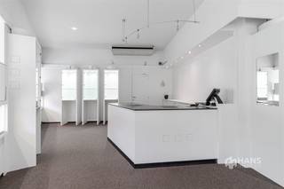 <p><span>Te renoveren handelshuis (319 m²) in Merksem.</span></p><p><span>Een handelshuis pal op de Bredabaan? Qua zichtbaarheid kan je het moeilijk nog beter treffen! Parking bevindt zich om de hoek, tram en bus stoppen voor de deur en dankzij de levendige ligging geniet je dagelijks van heel wat passage. Kortom: een uitstekende locatie om jouw zaak in de kijker te zetten.</span></p><p><span>Het handelshuis beslaat een totale oppervlakte van maar liefst 319 m² en is deels te renoveren. Het handelsgelijkvloers verkeert in goede staat en was voorheen ingericht als juwelierszaak, maar leent zich dankzij de indeling voor uiteenlopende commerciële doeleinden. De handelsruimte beschikt over een aangrenzende keuken, een apart toilet, extra bergruimte en een achteruitgang. Samen is het gelijkvloers goed voor een oppervlakte van circa 105 m².</span></p><p><span>De bovengelegen (tussen)verdiepingen bieden nog eens circa 200 m² aan ruimte en zijn volledig te renoveren. De royale oppervlaktes vormen een blanco canvas dat je volledig naar eigen wensen kan vormgeven. Zo biedt het pand onder meer de mogelijkheid om wonen en werken onder één dak te combineren en de bovenverdiepingen om te vormen tot een ruime woonst met meerdere kamers (mits de nodige vergunningen).</span></p><p><span>Een eigen zaak beneden en thuiskomen boven? Hier bepaal je zelf hoe je de beschikbare ruimte benut en creëer je een geheel dat perfect aansluit bij jouw plannen.</span></p><p><span>Op zoek naar een ruim handelshuis met een uitstekende zichtbaarheid én een waaier aan mogelijkheden? Kom het potentieel zelf ontdekken! Bewoonbare opp. 319 m² – ref.: bruto vloeropp. Voor meer info of een gratis schatting surf naar www.hansimmo.be</span></p><p><span> </span></p>