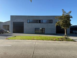 Dit magazijn met een oppervlakte van 721m² beschikt over een vrije hoogte van 6 meter en is uitgerust met 2 automatische sectionale poorten,...