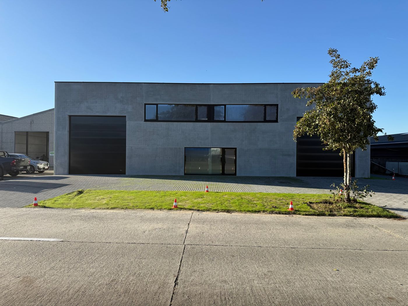 Bedrijfsgebouw van 888 m² met opslagruimte en kantoor te Aalter - foto 1