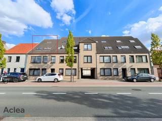 Dit gezellig duplexappartement is goed gelegen aan de rand van het centrum, op wandelafstand van winkels, scholen en openbaar vervoer.Indeling :...
