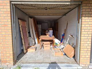 garagebox te koop in een kleinschalig residentie, plus punt er is elektriciteit aanwezig in de garagebox.