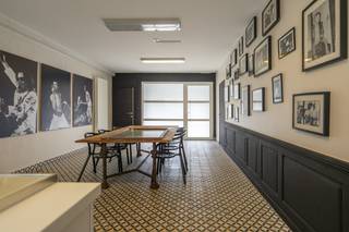 In de Karmelietenlaan vinden we deze instapklare woning te koop. De toplocatie van de woning nabij de Doorniksewijk, scholen en openbaar vervoer in...