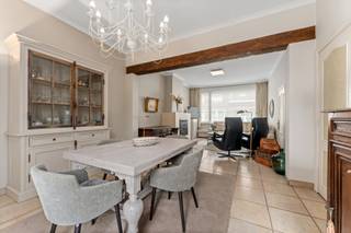 Ruime en zeer verzorgde woning op een vlot toegankelijke locatie naar het centrum en naar invalswegen toe. <br />Door zijn ruime bewoonbare oppervlakte en polyvalente indeling is deze woonst zeker ook geschikt voor wie wonen en werken wil combineren! De woning zelf is centraal gelegen maar geeft een vlotte bereikbaarheid naar Aalter, Deinze en richting Roeselare. <br /><br />INDELING:<br /><br />GELIJKVLOERS: huidige indeling: hall met vestaire en links vooraan een gelijkvloerse kamer die kan gebruikt worden als bureau, hobbyruimte of wachtruimte. Rechts leidt de inkomhall naar de ruime living met achterliggende comfortabel ingerichte leefkeuken. Aansluitend is er een gastentoilet, een berging en een wasplaats. De huidige leefruimte kan ook als praktijk of kantoor worden ingericht. Ook op het gelijkvloers bevindt zich de badkamer met lavabomeubel en ligbad. Er is een dubbele garage met twee automatische poorten en een achterliggende ruimte van ca 25 m² die nu als bureau is ingericht maar zeker ook andere functies toelaat. <br /><br />VERDIEPING: drie slaapkamers en een vierde grote kamer (die bevindt zich boven de dubbele garage). <br />Zowel vanuit de hall als vanuit de garage is de verdieping toegankelijk. Een extra comfort voor wie wonen en werken gescheiden wil houden.<br /><br />Achterin de woning is er de grote koer met praktische tuinberging. De buitenruimte kan uiteraard ook als tuin worden aangelegd. <br /><br />Een woning die zich kenmerkt door onder meer:<br /><br />- de ruime bewoonbare oppervlakte<br />- de comfortabele ligging<br />- de mogelijkheid om wonen-werken te combineren