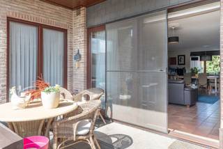 Rustig gelegen verzorgd en lichtrijk gelijkvloersappartement met 2 mooie terrassen in woonresidentie het Victoriepark.
Achteraan gelegen appartement met leuk uitzicht op de verzorgde tuinen van deze residentie. Met tevens een eigen ingang via terras en mogelijkheid tot aankoop van een naastgelegen garagebox is dit een zeer aangenaam ruim comfortabel appartement op wandelafstand van het centrum. Voorzien van 2 volwaardige slaapkamers, badkamer met douche, gastentoilet met handenwasser en een aparte wasberging. Vanwege de mooie breedte van dit appartement met mooie grote living en de 2 overdekte terrassen beschikt men over extra veel lichtinval. De ruime geïnstalleerde keuken voorzien van toestellen met werkblad in graniet beschikt over een eethoek en een extra overdekt terras. De elektrische installatie wordt conform opgeleverd. Momenteel is het appartement verhuurd aan een zeer nette huurder. 
Tevens bestaat er de mogelijkheid om een extra brede garagebox bij te kopen direct kort bij het appartement gelegen.
Vermelde oppervlakten/afmetingen zijn indicatief. Oppervlakte conform EPC.

