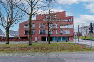 Appartement te koop in Roeselare met 2 slaapkamers.<br />Het appartement ligt op de gelijkvloerse verdieping van de recente residentie Camelia.<br /><br />Indeling op plan: <br />inkom, toilet, badkamer, berging, leefruimte met open keuken, 2 slaapkamers. <br />Ruim terras met tuin waar het genieten is van de zon. <br /><br />Oppervlaktes:<br />Appartement: 107 m².<br />Terras: 42 m².<br /><br />Optioneel kan een ondergrondse parkeerplaats aangekocht worden. <br /><br />Kenmerken: <br /><br />- Vloerverwarming op aardgas<br /><br />- Eerste bewoning <br /><br />- Volledig afgewerkt, decoratieve werken nog zelf uit te voeren <br /><br />- Ruime gemeenschappelijke fietsenstalling <br /><br />- Kelderberging inbegrepen in aankoopprijs<br /><br /><br /><br />(Verkoop onder btw regime nieuwbouw: 12% registratie op de grondwaarde &amp; 21% btw op de constructieprijs)