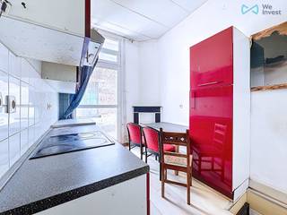 Info: maxime.labad@weinvest.be of 02 315 77 22<br /><br />We Invest presenteert u exclusief deze studio van 41 m² op de begane grond van een gebouw met twee verdiepingen, gelegen aan de Rue du Prétoire 65 in Anderlecht. De studio bestaat uit een woonruimte met slaapkamer, een doucheruimte, een apart toilet, een niet-ingerichte keuken en een kelder.<br /><br />De woning is aan renovatie toe, maar biedt een interessante basis met zeker potentieel. Het beschikt over PVC-ramen, dubbele beglazing, individuele gasverwarming en energieklasse F, met een verbruik van 319 kWh/m² per jaar en een CO₂-uitstoot van 64 kg.<br /><br />De wijk biedt een aangename woonomgeving, met talrijke winkels, buurtvoorzieningen en een goede bereikbaarheid met het openbaar vervoer. Het adres biedt een praktische toegang voor het dagelijks leven en is tegelijkertijd goed verbonden met de rest van Brussel.<br /><br />Troeven: klein mede-eigendom zonder gemeenschappelijke lasten, praktische ligging vlakbij openbaar vervoer en winkels. Ideaal voor een eerste aankoop of een investering.<br /><br />Neem contact met ons op om een bezichtiging te regelen! Mis al onze exclusieve aanbiedingen niet op WWW.WEINVEST.BE