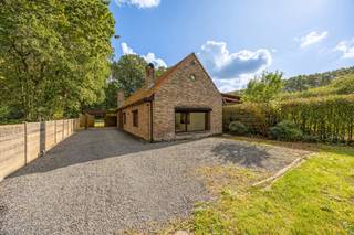 Dit charmant landhuis met aangename look & feel in een groene omgeving is deels af te werken. Perfecte locatie, zeer rustig gelegen in een doodlopende straat vlakbij de E10 Plas. Goede bereikbaarheid.<br /><br />INDELING: Inkomhal - Zeer lichtrijke leefruimte op laminaat voorzien van pelletkachel - Vervolgens recent vernieuwde keuken deels af te werken - Op het gelijkvloers achteraan is een slaapkamer/leefruimte met toegang tot het terras en tuin - De badkamer is voorzien van bad/douche, lavabomeubel en toilet - Verdieping 1 omvat 2 ruime slaapkamers en extra mogelijkheid voor 2 dressings - Buiten: mooie tuin alsook voldoende parkeergelegenheid op de oprit.<br /><br />BIJZONDERHEDEN: Woning op zeer gegeerde locatie - Permanent wonen toegestaan sinds 2014 - P&G score: A - EPC: 371 UC 3881473 - Asbestveilig - Beschikbaar bij akte<br />Meer info? Bel 03 361 51 51 of via info@yvesvanpelt.be