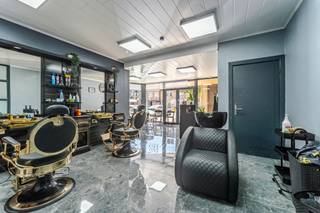 <p>Handelspand met diverse mogelijkheden in het centrum van Melle.</p>

<p> </p>

<p>Dit handelspand in Merelbeke-Melle is momenteel verhuurd als kapsalon en vormt een interessante opportuniteit voor wie op zoek is naar een investering met mooi rendement. Dankzij de centrale ligging in het centrum van Melle geniet het pand van een vlotte bereikbaarheid, een goede zichtbaarheid en passage in een levendige handelswijk. De huidige invulling als kapsalon toont de commerciële mogelijkheden van het pand, terwijl ook andere activiteiten perfect mogelijk zijn. Bovendien bevindt het pand zich nabij openbaar vervoer, scholen, het administratief centrum en belangrijke invalswegen. Met een rendement van 6% biedt dit pand een aantrekkelijke combinatie van locatie en investeringspotentieel.</p>

<p> </p>

<p>Belangrijkste ruimtes:<br />• Handelsruimte met commerciële zichtbaarheid en diverse invullingsmogelijkheden<br />• Kelder geschikt als extra bergruimte</p>

<p>Troeven:<br />• Momenteel verhuurd als kapsalon met diverse commerciële mogelijkheden<br />• Centrale ligging in het centrum van Melle<br />• Interessant rendement van 6%</p>

<p> </p>

<p>Neem vandaag nog contact op met je ERA-makelaar voor meer informatie of een bezoek.</p>

<p>JOUW DROOMHANDELSPAND. ZO GEVONDEN!</p>