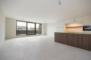 <p><strong>Appartement 2.5 – Koopt u dit jaar nog aan 6% BTW!</strong></p>
<p>Dit prachtige appartement op de tweede verdieping van B-atelier biedt een hoogwaardige afwerking en is ideaal gelegen in het centrum van Balen, op wandelafstand van de Markt, het station en alle voorzieningen. Het appartement heeft een ruime oppervlakte van 95m² en biedt de perfecte combinatie van luxe en comfort.</p>
<p><strong>Hoogwaardige afwerkingen:</strong></p>
<ul>
<li>Het appartement is <strong>volledig geschilderd</strong></li>
<li>Een <strong>luxe keuken met natuursteen</strong> voor een moderne uitstraling</li>
<li><strong>Parket in de slaapkamers</strong></li>
<li><strong>Aqua-sensa schilderwerken</strong> in de badkamer</li>
</ul>
<p>Verder beschikt het appartement over een open ingerichte keuken, 2 comfortabele slaapkamers en een terras van 10m², perfect voor ontspanning.</p>
<p><strong>Speciale Actie:</strong> Koop een tweede staanplaats aan de helft van de prijs!</p>
<p>B-atelier biedt de perfecte balans tussen centraal en rustig wonen. Mis deze unieke kans niet en profiteer van de voordelige BTW-regeling wanneer u dit jaar nog aankoopt!</p>
<p><strong><span> </span></strong></p>