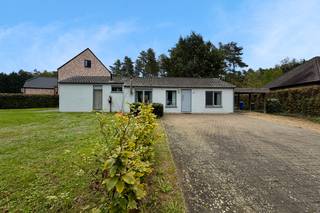 Welkom in het rustige Wolfsdonk! In de Haakstraat in Langdorp vind je deze goed onderhouden, vrijstaande woning met twee slaapkamers en een ruime tuin, gelegen op een perceel van maar liefst 9a24. Een fijne thuis voor wie houdt van rust, groen en voldoende ruimte rondom de woning.<br /><br />Je komt binnen via de inkomhal, die toegang geeft tot de eerste volwaardige slaapkamer en de woonkamer. De royale, open leefruimte biedt plaats aan een gezellige zithoek en een eetplaats en sluit aan op de volledig geïnstalleerde keuken met zicht op de tuin. Aansluitend bevindt zich een handige bergruimte met plaats voor een wasmachine en droogkast. Verder beschikt de woning over een tweede volwaardige slaapkamer en een vernieuwde badkamer met toilet, inloopdouche en lavabo.<br /><br />De ruime tuin biedt volop plaats om te ontspannen en te genieten van het buitenleven. Op het terras van zo’n 25 m² is het heerlijk vertoeven. Ook aan parkeerruimte geen gebrek: de ruime oprit en carport bieden samen gemakkelijk plaats aan zes auto’s.<br /><br />Ook de omgeving draagt bij aan de charme van deze woning. Wolfsdonk combineert een gemoedelijk dorpskarakter met een groene ligging op de grens van het Hageland en de Kempen. De wandel- en fietsmogelijkheden rond onder meer de Langdonken en Molenheide maken dit een ideale uitvalsbasis voor natuurliefhebbers.<br /><br />Beschikbaar vanaf januari 2027. Er zijn geen gemeenschappelijke kosten.<br /><br />Benieuwd? Plan snel een bezoek en ontdek zelf de charme van deze woning! Contacteer Tina via tina@sophimo.be of 0491 52 42 72.