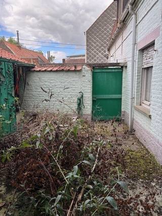 Volledig te renoveren huisje met tuintje op 99m² met zijuitweg.