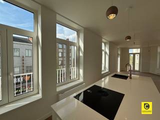 <p><span>Instapklaar, gerenoveerd 2 slaapkamer appartement met terras op toplocatie in het hartje Antwerpen-Zuid!</span></p><p><span>In de populaire Brederodestraat, op wandelafstand van het bruisende Zuid, vind je dit prachtig, erg energiezuinig 2 slaapkamer appartement op de tweede verdieping met terras, volledig instap klaar en afgewerkt met hoogwaardige materialen. Van gezellige cafés tot hippe winkels en vlotte verbindingen met het openbaar ligt letterlijk om de hoek.</span></p><p><span> </span></p><p><span>Het appartement heeft de volgende indeling:</span></p><p><span> </span></p><p><span>Inkomhal en praktische berging:</span></p><p><span>Bij binnenkomst wordt je verwelkomd in een hal met directe toegang tot de leefruimte. de handige aparte berging beschikt over een aansluiting voor een wasmachine.</span></p><p><span> </span></p><p><span>Keuken en leefruimte</span><span>:</span></p><p><span>De gloednieuwe keuken is een droom voor elke kook liefhebber, moderne afwerking, veel kastruimte, een combi-oven, een stijlvol kookeiland met inductie kookplaat, dubbele spoelbak en een ingebouwde afwasmachine. De grote koelkast en aparte vriezer is zeker een element dat niet te missen is in deze keuken.</span></p><p><span>De aangrenzende leefruimte baadt in het natuurlijk licht, wat zorgt voor een ruimtelijk en warm gevoel, de perfecte plek om te ontspannen en gasten te ontvangen.</span></p><p><span> </span></p><p><span>Slaapkamers en badkamer:</span></p><p><span>Via de nachthal heb je toegang toto de slaapkamers, badkamer en apart toilet.</span></p><p><span>Beide slaapkamers bevinden zich aan de rustige achterkant van het gebouw.</span></p><p><span>De moderne badkamer is uitgerust met een ruime inloopdouche en een dubbele lavabo.</span></p><p><span> </span></p><p><span>Terras:</span></p><p><span>Ruim terras is aanwezig dat deels doorloopt voor extra ruimte.</span></p><p><span> </span></p><p><span>Huurprijs:</span><span> €1.300,00 / maand</span></p><p><span>Maandelijkse kosten</span><span>: €25,00 / maand</span></p><p><span>Beschikbaarheid:</span><span> Onmiddellijk</span></p><p><span> </span></p><p><span>Extra troeven:</span></p><p><span>- Goede locatie</span></p><p><span>- Zeer gunstig EPC</span></p><p><span>- Aparte meters</span></p><p><span>- Verlichting wordt voorzien</span></p><p><span> </span></p><p><span> </span></p><p><span> </span></p><p><span> </span></p>