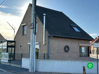 Deze woning bevindt zich aan de rand van Kortemark, op een vlotte bereikbare ligging langs een verbindingsweg, op korte afstand van winkels,...