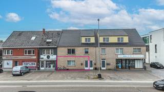 <p>Dit aangename gelijkvloers appartement in de Meylandtlaan te Zolder combineert een praktische indeling met een bijzonder fijne buitenruimte. Met twee slaapkamers, een lichtrijke leefruimte en een eigen terras met koertje en tuintje beschikt het appartement over heel wat troeven.<br /><br /><span></span></p>
<p>De leefruimte is aangenaam ruim en geniet dankzij de grote raampartijen van een mooie natuurlijke lichtinval. Er is plaats voor zowel een gezellige zithoek als een eethoek. Aansluitend bevindt zich de praktische keuken, ingericht met voldoende kastruimte en de nodige toestellen.<br /><br /></p>
<p>Aan de achterzijde vinden we de twee slaapkamers. De badkamer beschikt over een douche, toilet en wastafel. Hier zijn ook de aansluitingen voor een wasruimte voorzien.<br /><br /></p>
<p>Een echte meerwaarde is de buitenruimte. Het appartement beschikt over een eigen terras en tuintje waar je volledig privé kan genieten. Deze buitenruimte heeft bovendien een eigen toegang via het appartement of via de achterzijde. Daarnaast is er ook een gemeenschappelijke tuin beschikbaar.<br /><br /></p>
<p>De ligging aan de Meylandtlaan zorgt voor een uitstekende bereikbaarheid. Zolder- en Heusden-centrum, scholen, winkels en openbaar vervoer bevinden zich vlakbij. Ook de opritten naar de E313/E314 en het klaverblad zijn snel bereikbaar.<br /><br /></p>
<p>Ook de ligging is een grote troef. Vanuit de Meylandtlaan zijn Zolder- en Heusden-centrum, scholen, winkels, openbaar vervoer en de opritten naar de E313/E314 en het klaverblad vlot bereikbaar.<br /><br /><br />Pluspunten:<br />- Gelijkvloers appartement<br />- 2 slaapkamers<br />- Privé tuin + gemeenschappelijke tuin<br />- Lichtrijke leefruimte<br />- Centrale ligging in Boekt<br />- Vlotte verbinding met E313/E314<br />- Winkels, scholen en centrum vlakbij<br /><br /><br />Voor een bezichtiging ter plaatse of meer info, bel ons op 078/78.78.70, of kom gewoon binnen op ons kantoor, steeds welkom!</p>