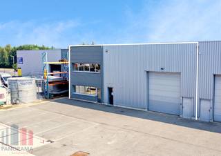 Strategisch gelegen bedrijfsgebouw met een oppervlakte van 490 m² te huur bestaande uit een magazijnruimte gecombineerd met een kantoor. De site is uitstekend bereikbaar met de <strong>E17</strong> op slechts 4,5 km, wat zorgt voor een vlotte verbinding richting Gent en Antwerpen.<br /><br />De magazijnruimte, met een oppervlakte van 370 m², beschikt over een <strong>6 meter vrije hoogte</strong>. De loods is uitgerust met een sectionale poort met afzonderlijke toegangsdeur, lichtstraten met rookluik en een polybetonvloer. Het kantoor van 120 m² is voorzien van <strong>4 flexibele ruimtes</strong> die ideaal kunnen gebruikt worden als burelen, vergaderzaal en sociale ruimte. De ruimtes zijn verdeeld over het gelijkvloers en de eerste verdieping en beschikken over een kitchenette en sanitaire voorziening. Tevens <strong>voldoende parkeergelegenheid </strong>aan de voorzijde van het gebouw. <br /><br />Heeft u interesse of wenst u graag meer details over dit aanbod? Neem contact op met <strong>Gill </strong>voor bijkomende (technische) inlichtingen, plannen of een vrijblijvend plaatsbezoek via <strong>0477 06 30 30</strong>.