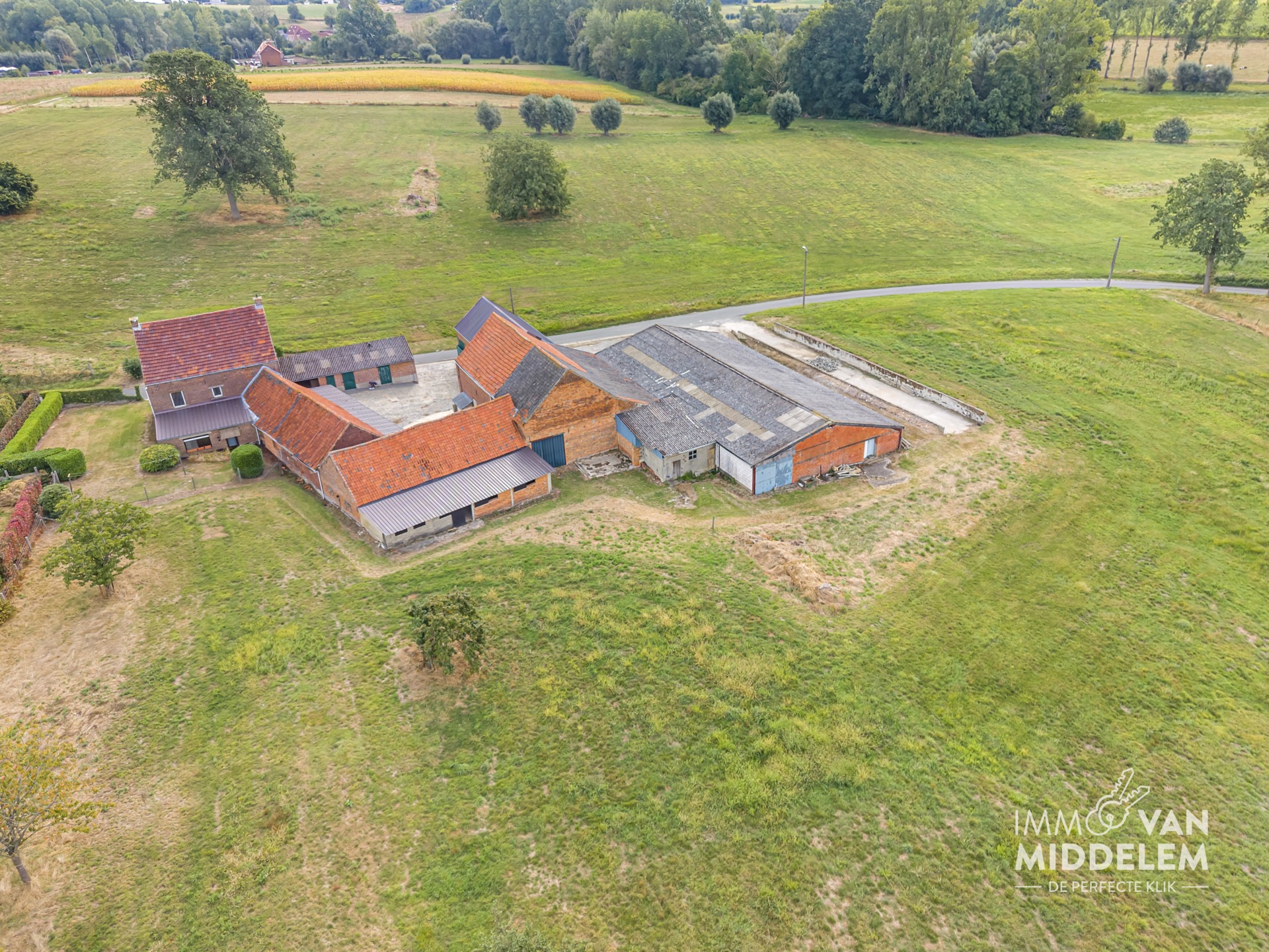 LANDELIJKE HOEVE MET BIJGEBOUWEN op ± 8,35 HECTAREN - foto 4