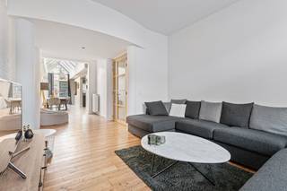 Deze recent gerenoveerde woning is gelegen op het einde van een doodlopende straat, vlak bij het Kanaal van Wijnegem en de grens met Schilde.<br />Het betreft een rustige en gegeerde locatie doch met vlotte verbindingen.<br /><br />Je betreedt de woning via een aangename inkomhal voorzien van vestiaire alsook gastentoilet.<br />Via een hoge deur betreedt je de leefruimte welke een loftgevoel uitstraalt dankzij de open indeling, de zichtbare bakstenen muur en een plafondhoogte van maar liefst 3 meter.<br />Aangrenzend bevindt zich het eetgedeelte onder een aangename lichtstraat en sluit aan op de hippe en volledig ingerichte halfopen keuken welke voorzien is van alle toestellen.<br />Grote raampartijen zorgen voor een mooie connectie met het terras en de tuin.<br />Aansluitend aan de keuken bevindt zich nog een bureauhoek alsook een ruimte met aansluiting voor wasmachine en droogkast.<br />Op de tussenverdieping treffen we de badkamer welke is uitgerust met een dubbele lavabo, hangtoilet alsook bad met douchefunctie.<br />Op de eerste verdieping bevinden zich twee slaapkamers, alsook een ruime polyvalente ruimte (bureau/hobby/speelkamer) op planchetvloer.<br />Onder het dak treffen we de aangename masterbedroom welke reeds voorzien werd van een lage kastenwand.<br /><br />Troeven: <br />- De woning beschikt over een EPC-label B (122 kWh/m²) (ter info: De achtergevel werd bijkomend geïsoleerd (niet opgenomen in het EPC))<br />- Conforme elektriciteit<br />- 17 zonnepanelen (4.300,00 kwh)<br />- Ruim terras en tuin<br />- Vergund bijgebouw in de tuin met toegang tot een servitude pad (ideaal voor fietsen en/of als atelier)<br /><br />Heb je interesse in deze aangename, instapklare woning met veel ruimtegevoel, licht en karakter op een topligging?