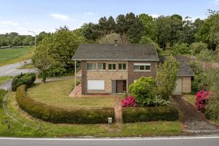 Deze ruime woning is gelegen in een aangename en groene omgeving nabij het Groenhovebos, waar rust en een vlotte bereikbaarheid hand in hand gaan. Dankzij de vlotte verbinding naar Torhout en de belangrijkste invalswegen geniet u hier van een uitstekende ligging. De woning bevindt zich op een mooi perceel van 1.188 m² en beschikt over een praktische indeling, ruime kamers en tal van mogelijkheden voor wie de woning verder naar eigen smaak wenst in te richten. Vanuit verschillende ruimtes geniet u bovendien van een aangenaam open zicht op de omliggende velden, wat bijdraagt aan het rustige karakter van de woning.<br /><br />Indeling als volgt: inkomhal, ruime en lichtrijke leefruimte met gezellige zit- en eethoek, geïnstalleerde keuken, badkamer, vier volwaardige slaapkamers en een ruime inpandige garage. Op het eerste verdiep bevindt zich bovendien een ruime zolder, die tal van mogelijkheden biedt en perfect kan worden ingericht als extra badkamer of bijkomende opslagruimte.<br />Buiten geniet u van een ruime tuin rondom de woning, waar rust en groen centraal staan. Daarnaast beschikt de woning over twee garages, wat zorgt voor extra comfort en tal van praktische mogelijkheden.<br /><br />Een interessante opportuniteit voor wie op zoek is naar een ruime gezinswoning met vier slaapkamers, een groot perceel en een uitstekende ligging nabij natuur en belangrijke verbindingswegen.<br /><br />Renovatieplicht van toepassing.<br />Voor meer informatie of een bezoek ter plaatse, aarzel niet en bel Ward op 0470 20 66 88.